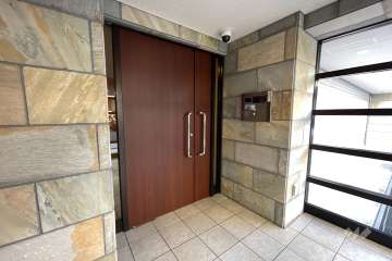 エントランスはオートロック付きです。