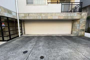 駐車場の出入り口（シャッター付き）