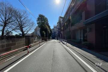敷地北東側の前面道路（北西側から）
