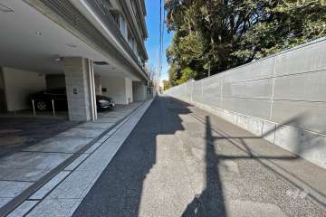 敷地北東側の前面道路（南側から）