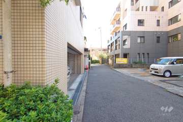 敷地西側の前面道路