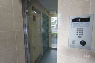 エントランスはオートロック付きです。