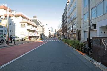 南東側の前面道路は松濤文化村ストリートです(南西方面から）。