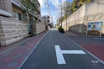 敷地北西側の前面道路（北東側から）