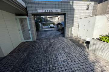 駐車場の出入り口（リングシャッター付き）