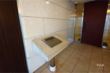 エントランスはオートロック付きです。