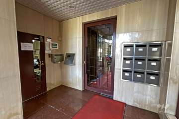 エントランスはオートロック付きです。