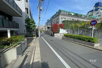 敷地南側の前面道路