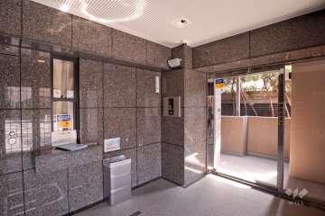 エントランスはオートロック付きです。