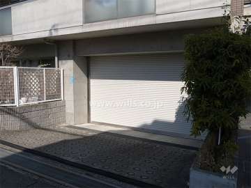 敷地内駐車場（シャッター付き）