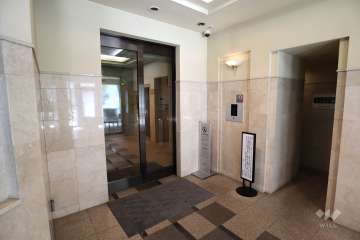 エントランスはオートロック付きです。