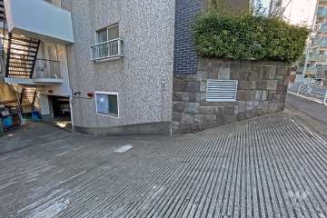 地下駐車場の出入り口