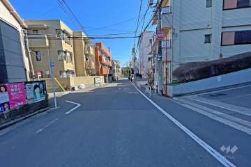 敷地北東側の前面道路