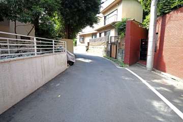 敷地北側の前面道路