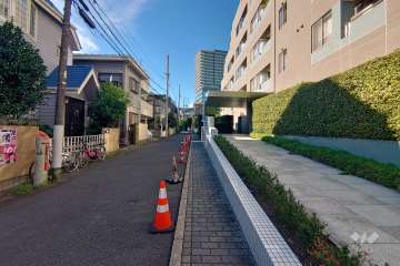敷地西側の前面道路