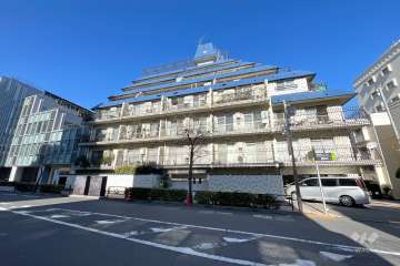 秀和松濤レジデンスの外観(南東側から)