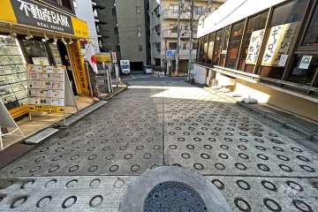 敷地北側の前面道路（東側から）