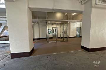 駐車場内のエントランス