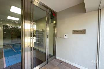 エントランスはオートロック付きです。