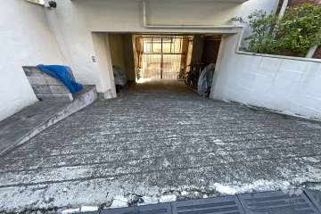 駐車場の出入り口（ゲート付き）