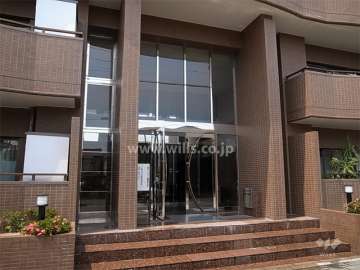 吹き抜けのエントランス