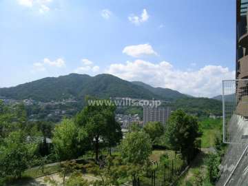 南ひな壇の高台にあり、南方向には宝塚市街地や六甲山系の眺望が広がります。