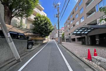 敷地北東側の前面道路（北西側から）