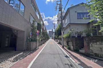 敷地北西側の前面道路（北東側から）