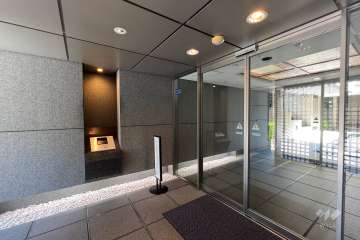 エントランスはオートロック付きです。