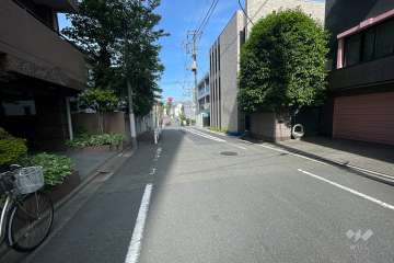 敷地南東側の前面道路（南西側から）