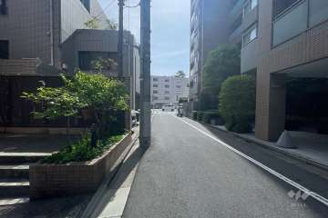 敷地北西側の前面道路（北東側から）