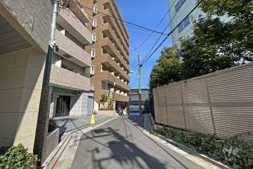 敷地東側の前面道路（南側から）