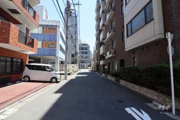 敷地北東側の前面道路（北西側から）