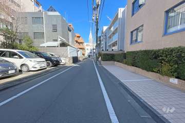 敷地西側の前面道路