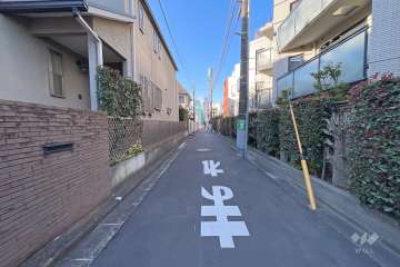 敷地西側の前面道路