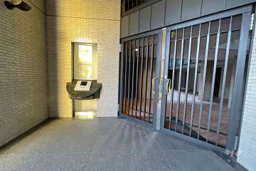 エントランスはオートロック付きです。