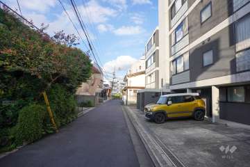 敷地北西側の前面道路（南西側から）