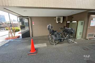 屋内に設けられた駐輪場