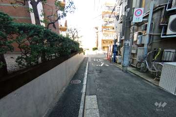 敷地北東側の前面道路（南東側から）