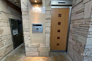 エントランスはオートロック付きです。