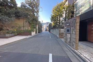 敷地東側の前面道路