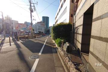 敷地南西側の前面道路（南東側から）