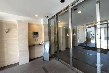 エントランスはオートロック付きです。