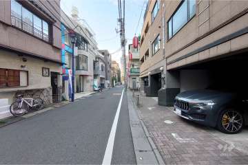 敷地西側の前面道路（南側から）