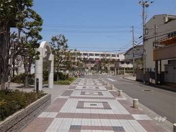 敷地の北側には道を挟んで「県立尼崎小田高等学校」があります。
