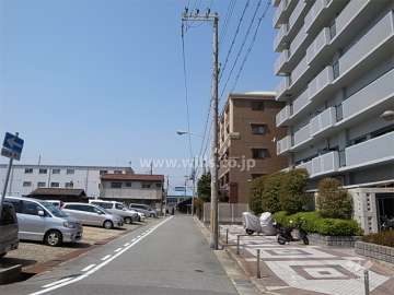 敷地南側の前面道路。敷地の北、東、南の3方が接道しています。