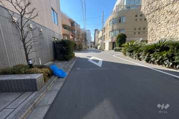 敷地西側の前面道路