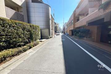 敷地南側の前面道路