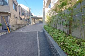 敷地西側の前面道路（南側から）