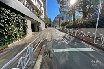 敷地南西側の前面道路（北西側から）